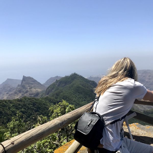 Christian genießt die Aussicht am "Mirador del Inglés" auf das Anaga Gebirge Teneriffa