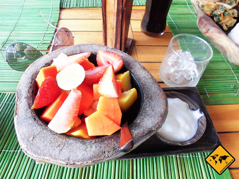 Bali Essen - balinesische Küche - Früchteteller Erdbeeren Melone