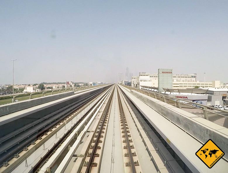 Blick aus der Dubai Metro