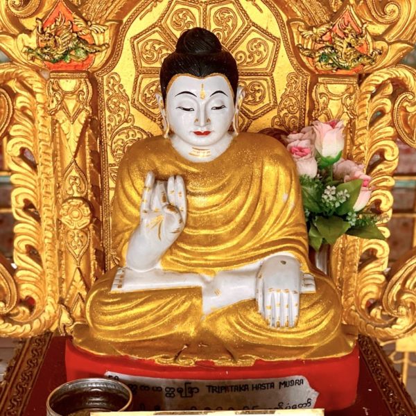 Chauk Htat Kyi Pagode Yangon kleine Buddha Figur