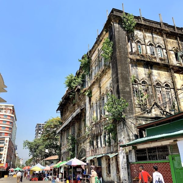 Fassade altes Kolonialhaus Yangon Myanmar