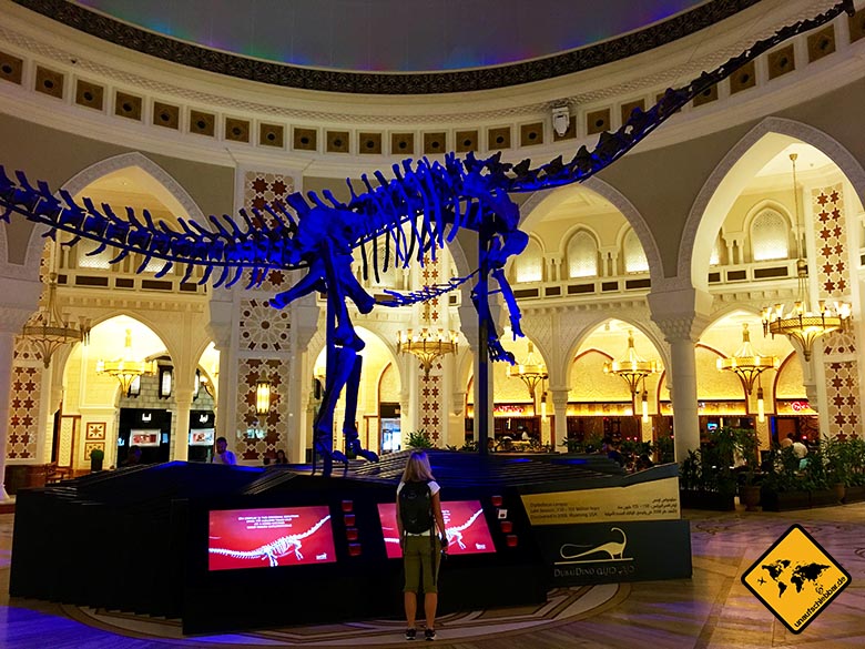 Großes Dinosaurier Skelett in der Dubai Mall