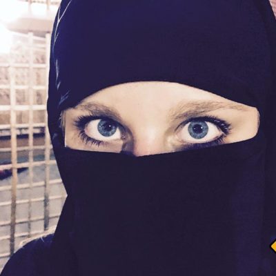 Niqab tragen auf Probe