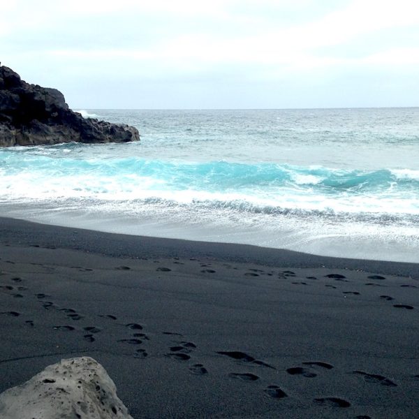 Der Playa Montaña Bermeja bietet dir schwarzen Strand