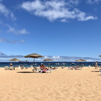 Blick auf den meist gut besuchten Playa Teresitas Teneriffa