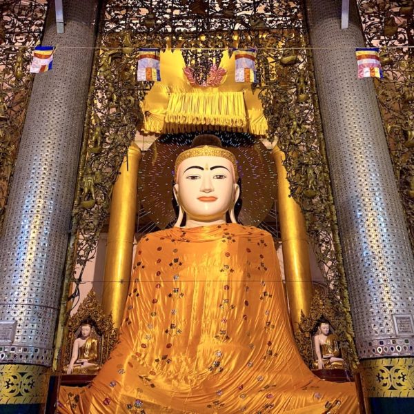 Shwedagon Paya Myanmar Buddha orangene Robe