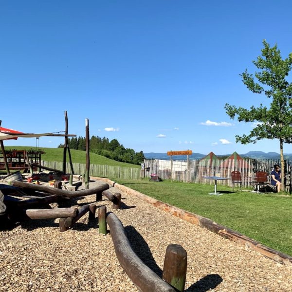 Skywalk Kinderspielplatz vor dem Streichelzoo