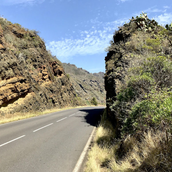 Die Straßen, die durch das Anaga Gebirge Teneriffa führen, sind größtenteils zweispurig und in sehr gutem Zustand