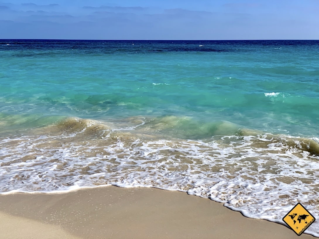 Türkis-blaues Meer Strand Fuerteventura oder Gran Canaria