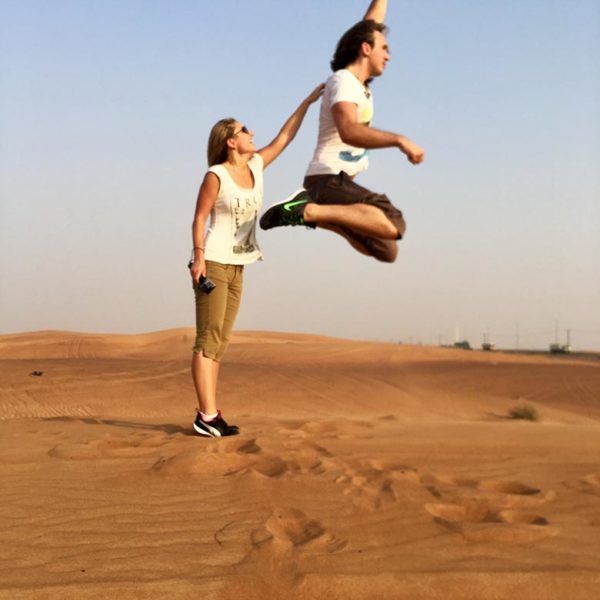 Up to the sky: Christian feiert die Schönheit der Dubai Wüste