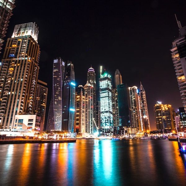 Wasserspiegelung Dubai Marina abends